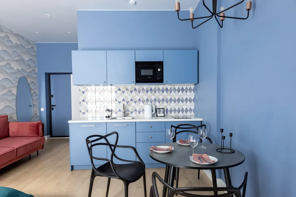 Дизайнерская студия с качелью в центре на набережной