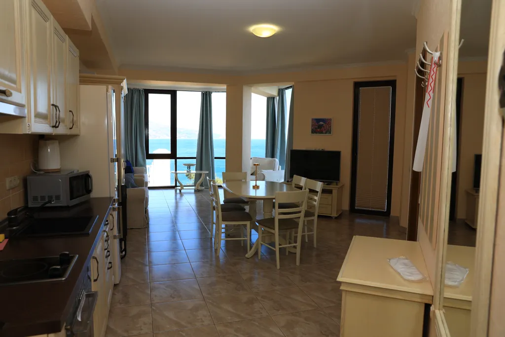 Двухкомнатные апартаменты 50 м от моря