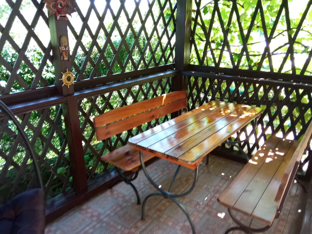 Домик с беседкой у моря