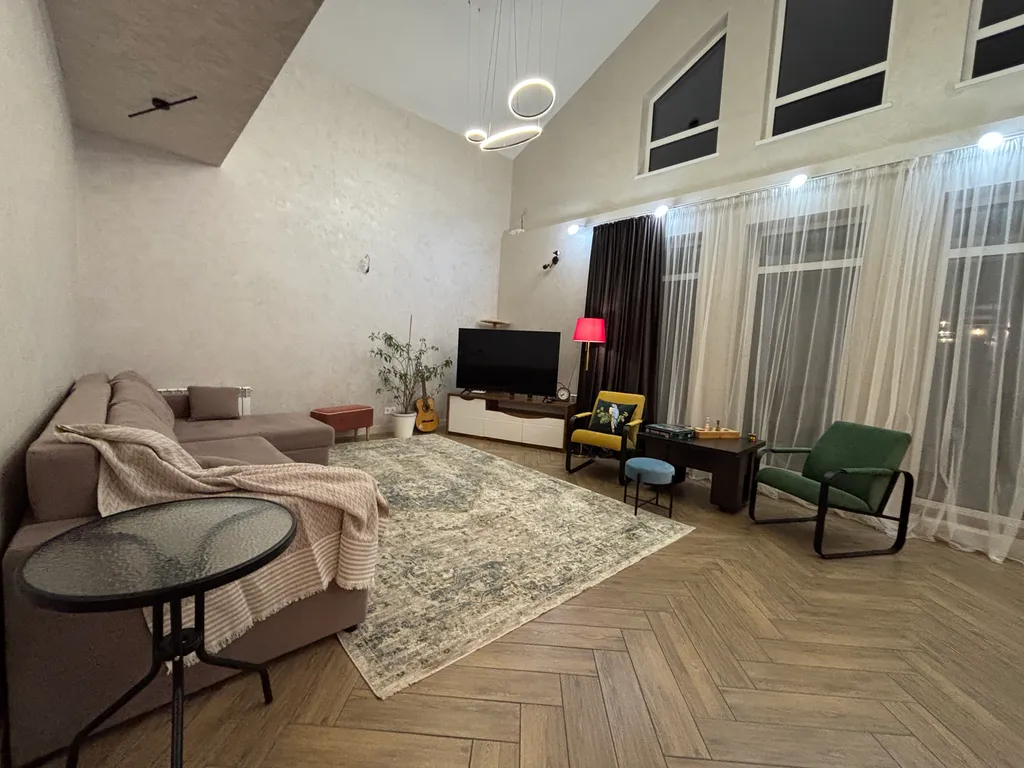 Живая ёлка! Новый дом с 4 спальнями, гостиная 80м