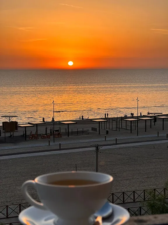 Квартира с панорамными окнами с видом на море