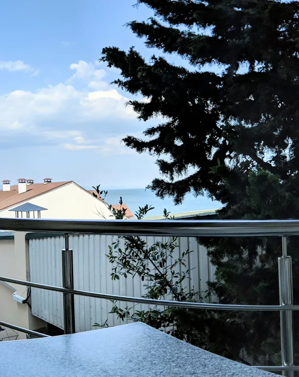 Уютная комната с видом на море