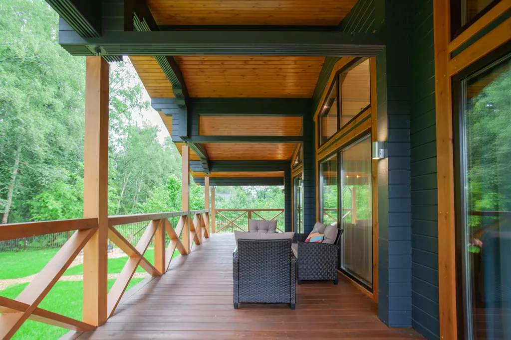 Дом у озера в лесу