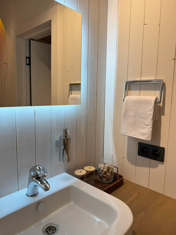 Дом в Абхазии у Черного моря (Му с цветами)