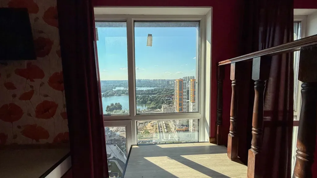 Стильная двухуровневая студия