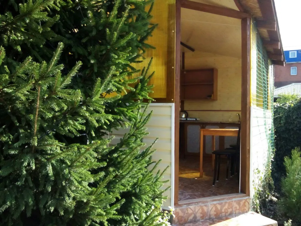 Отдельный домик с двумя комнатами со своей кухней и санузлом