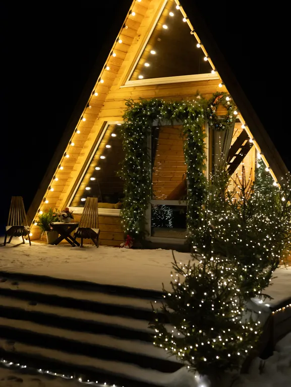 Уютный треугольный дом в окружении леса