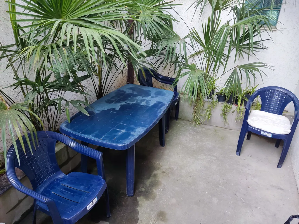 Коттедж с гаражом и двориком