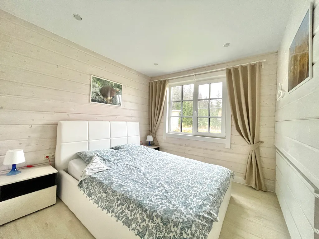 Коттедж с сауной и камином на берегу озера в сосновом лесу