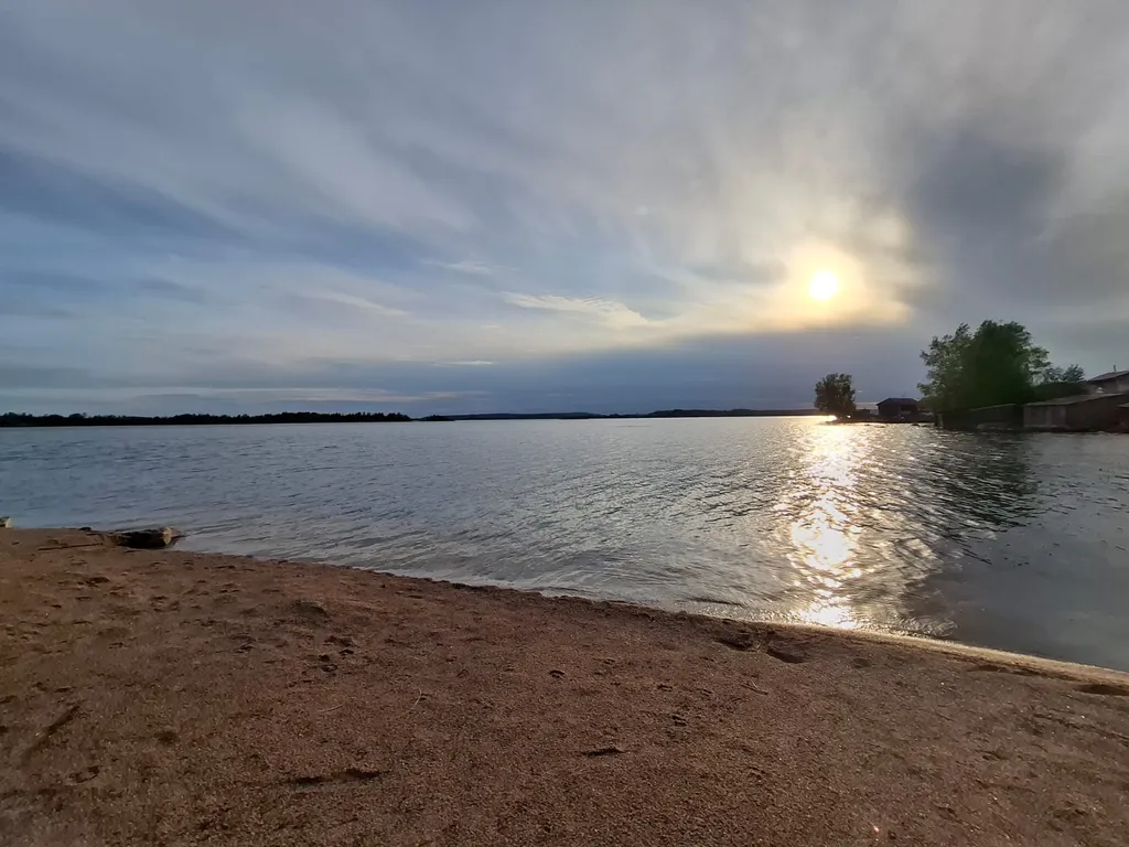 Уютный, комфортный для проживания на берегу озера, в зелени и тишине