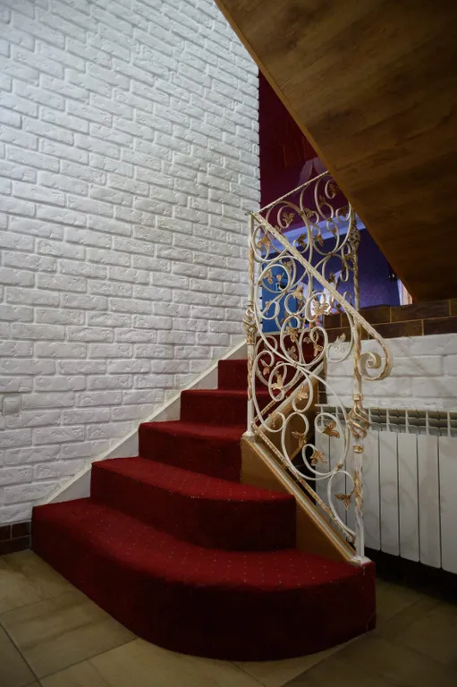 Просторный комфортабельный коттедж в центре города с банным чаном