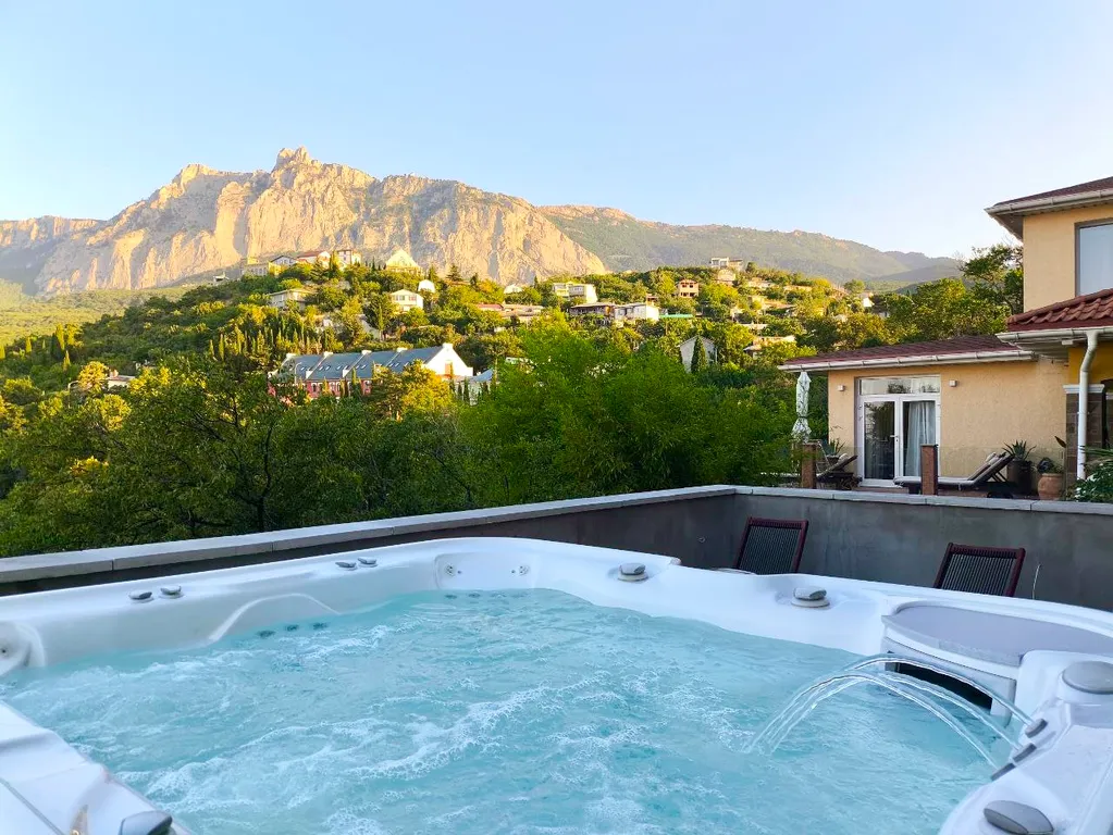 Двухэтажный дом с видом на море