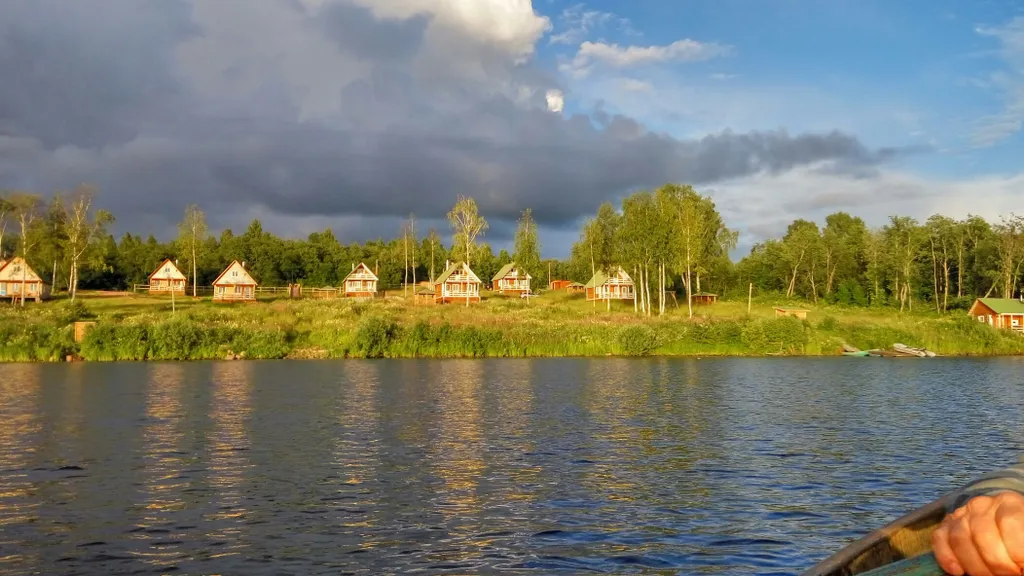 Коттедж Коттедж на берегу озера,рыбалка и отдых всей семьей! — Родионово