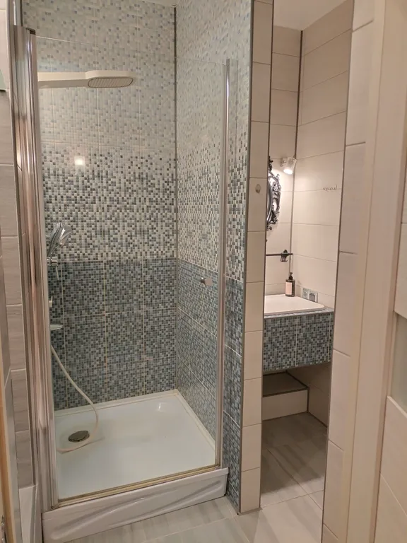 Уютный коттедж с дровяным камином, в окружении лесного массива