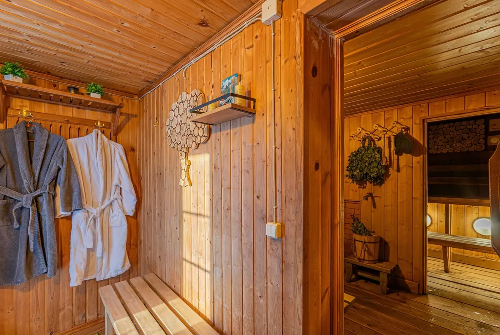 Студия с панорамными окнами с видом на озеро