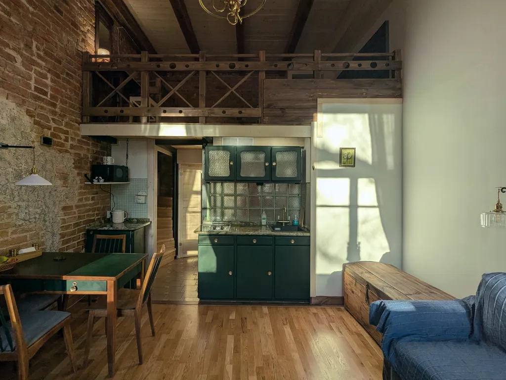 Уютная двухуровневая квартира-студия в доме XIX века — аренда посуточно в Псков