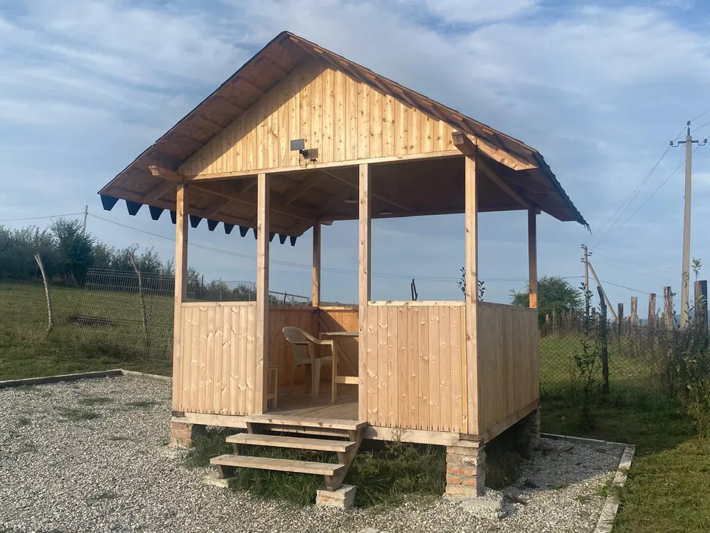 Домик с видом на лес и горы