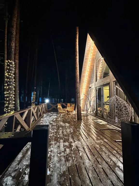 Сказочный дом в лесу с видом на горы