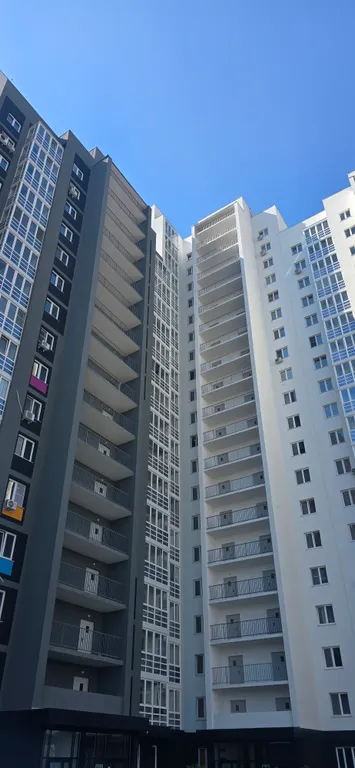 Новый дом, одна кухня изолированана от комнаты не студия всё отдельно,