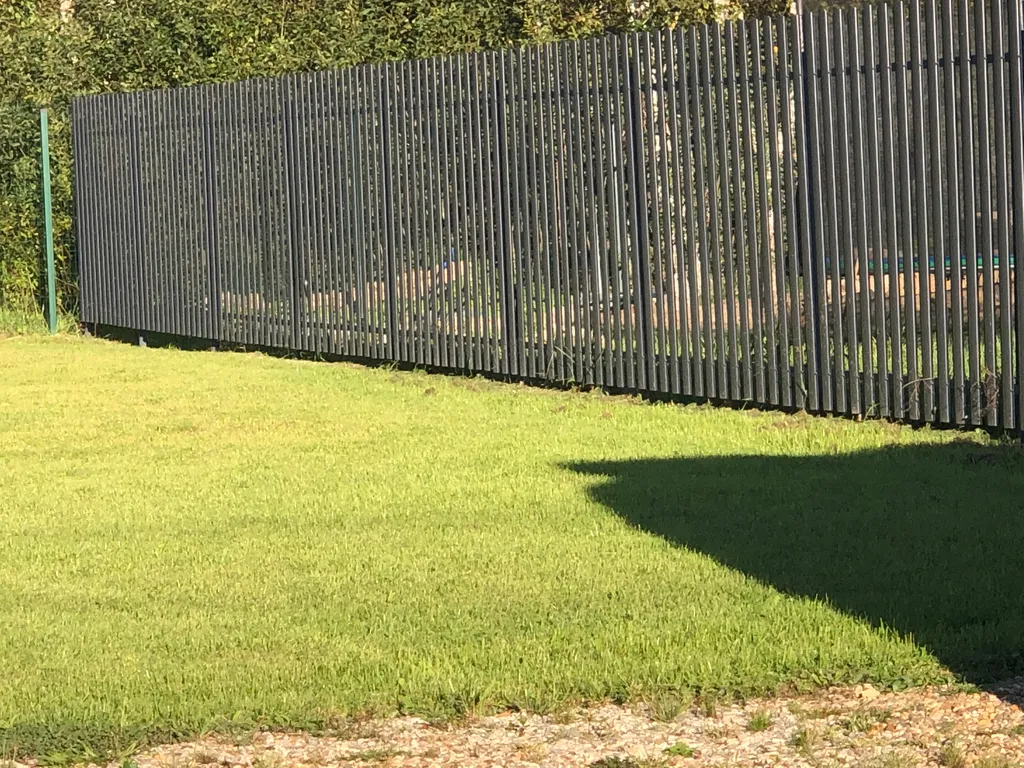 Домик у пруда