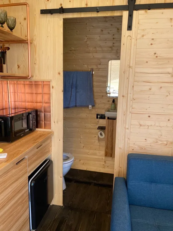 Атмосферный дом со всеми удобствами, панорамным окном и кондиционером