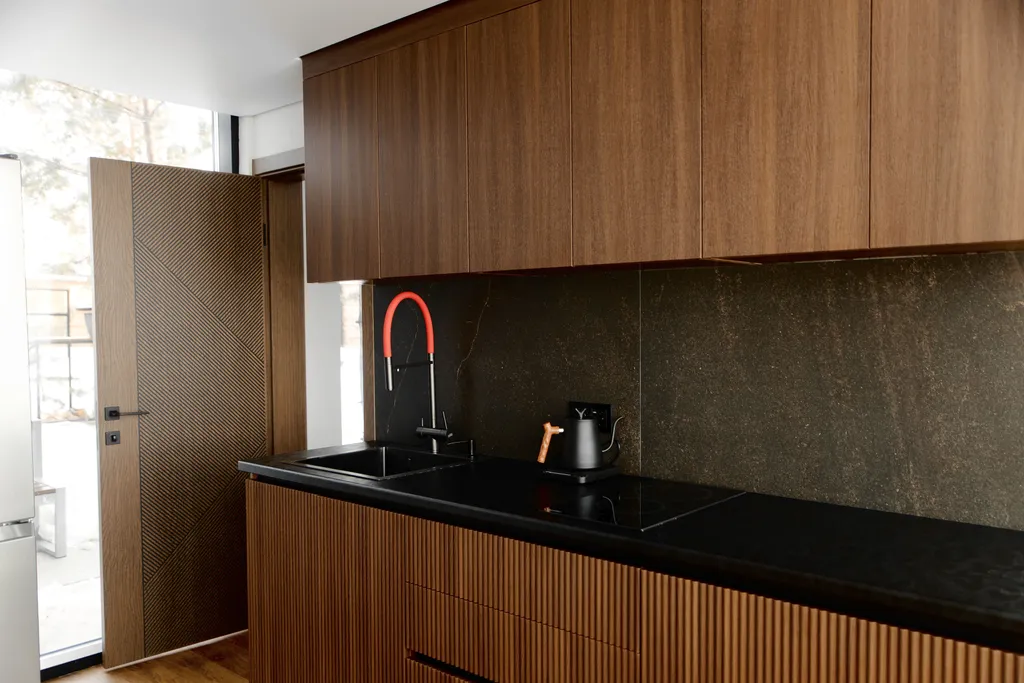 Современный дизайнерский дом с панорамным остеклением и видом на горы