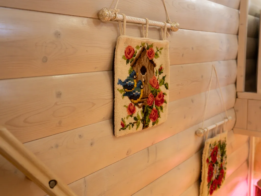 Двухэтажный срубовый гостевой домик с русской баней на дровах и купель