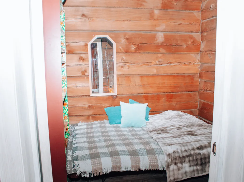 Атмосферный уютный экокоттедж из кедра с прудом