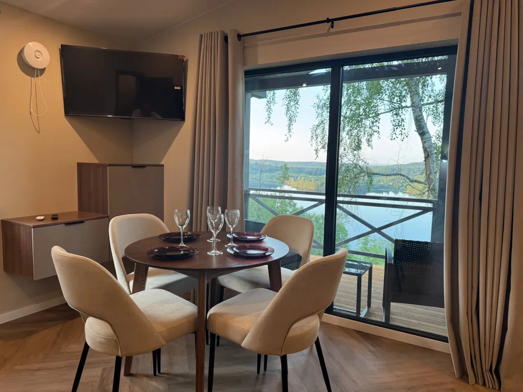 Дом проживание на вершине горы с видом на озеро, горы и лес