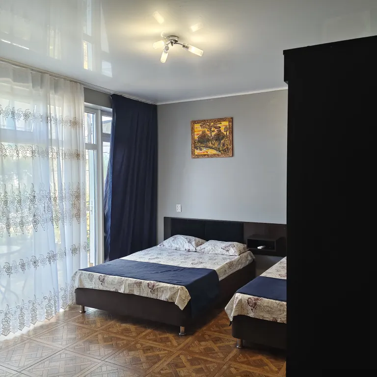 Комната с балконом  первый этаж.