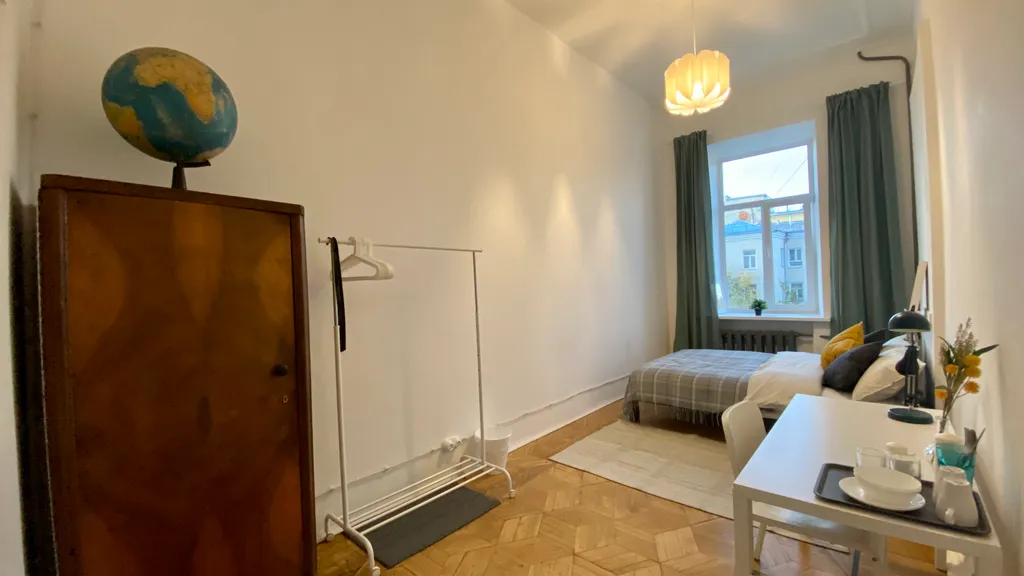 Комната с высокими потолками в центре