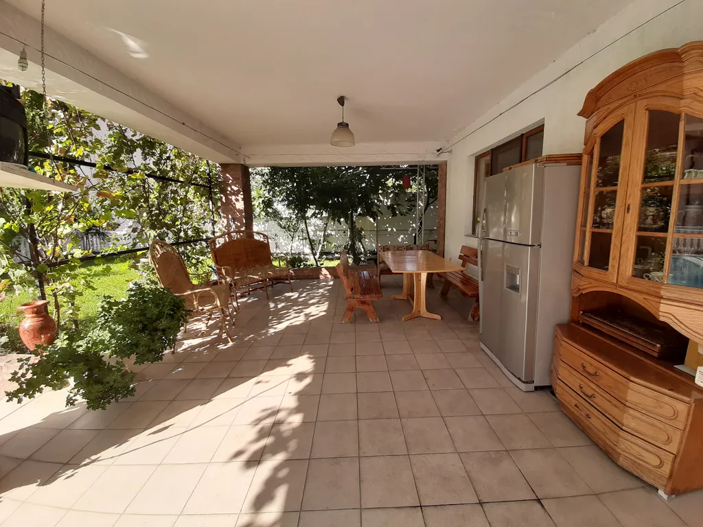 Дом с бассейном недалеко от моря