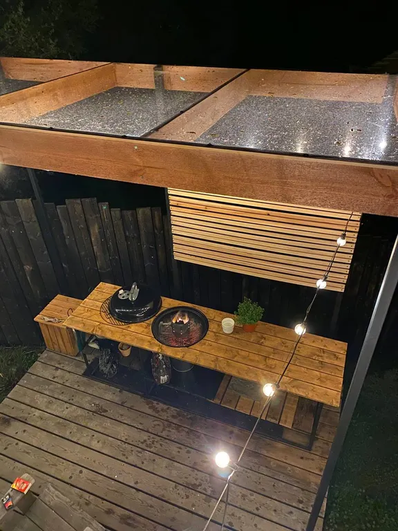 Дом на краю леса с видом на горы