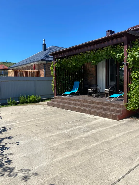 Уютный современный дом возле гор и моря