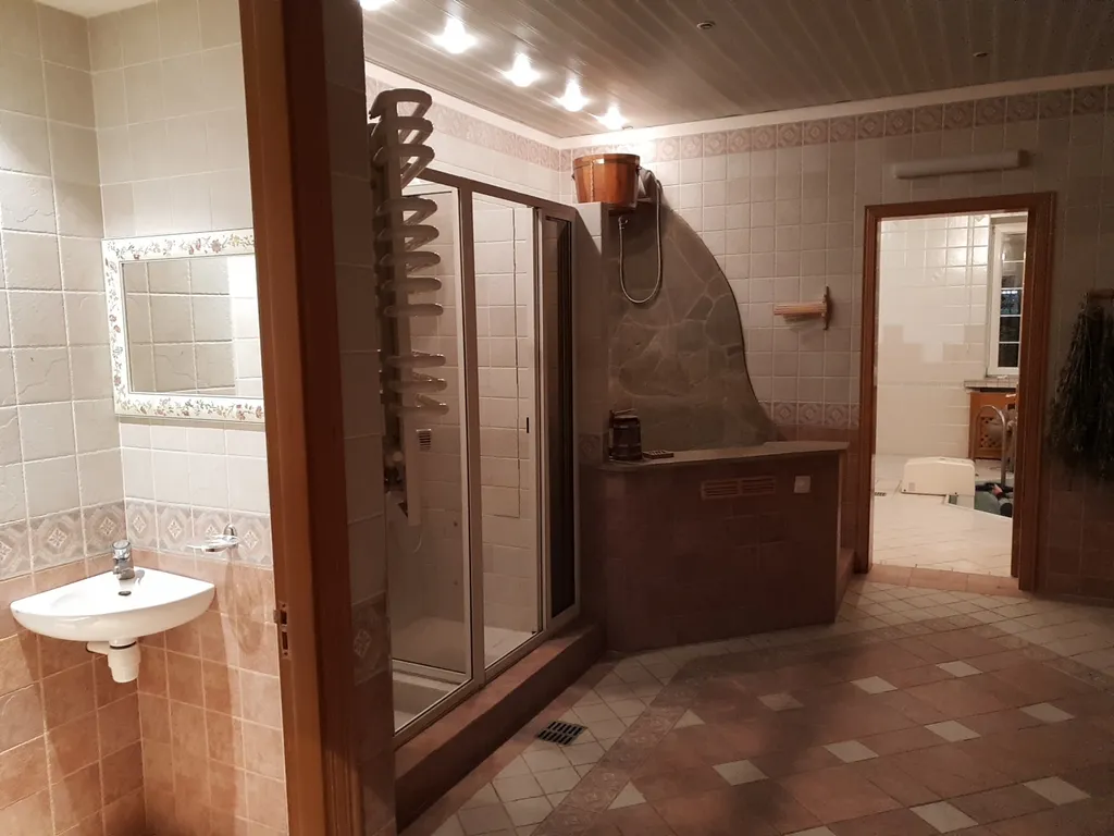 Загородный дом с бассейном и банкетным залом