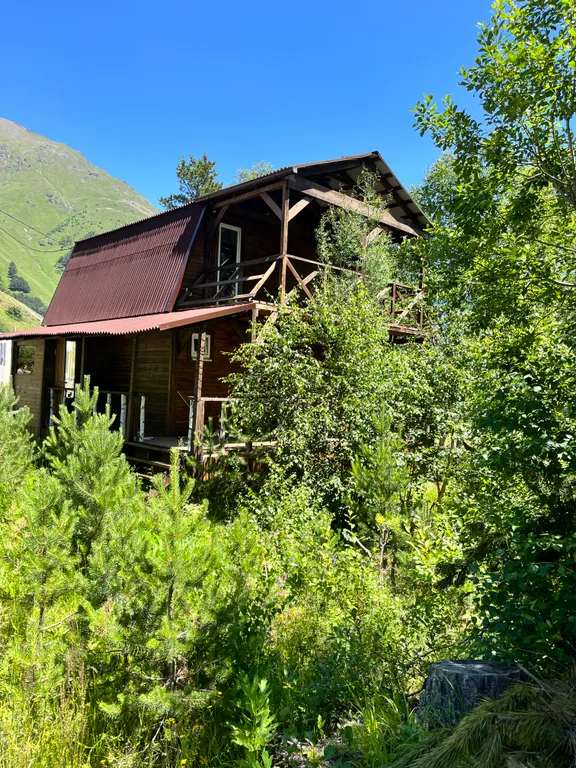 Уютный коттеджный домик в сосновом бору с прекрасными видами на горы