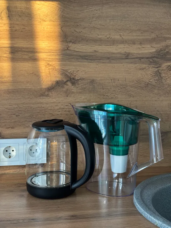 Просторная еврoдвушкa с светлой куxнeй-гocтинoй