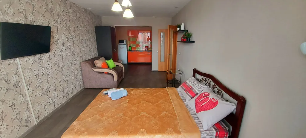 Студия с видом на ТЦ Планета