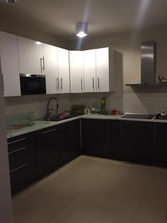 Вилла с бассейном на холме