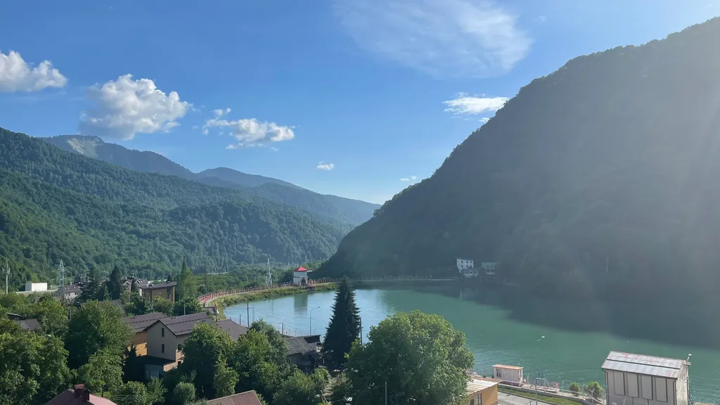 Шикарный вид на озеро и горы