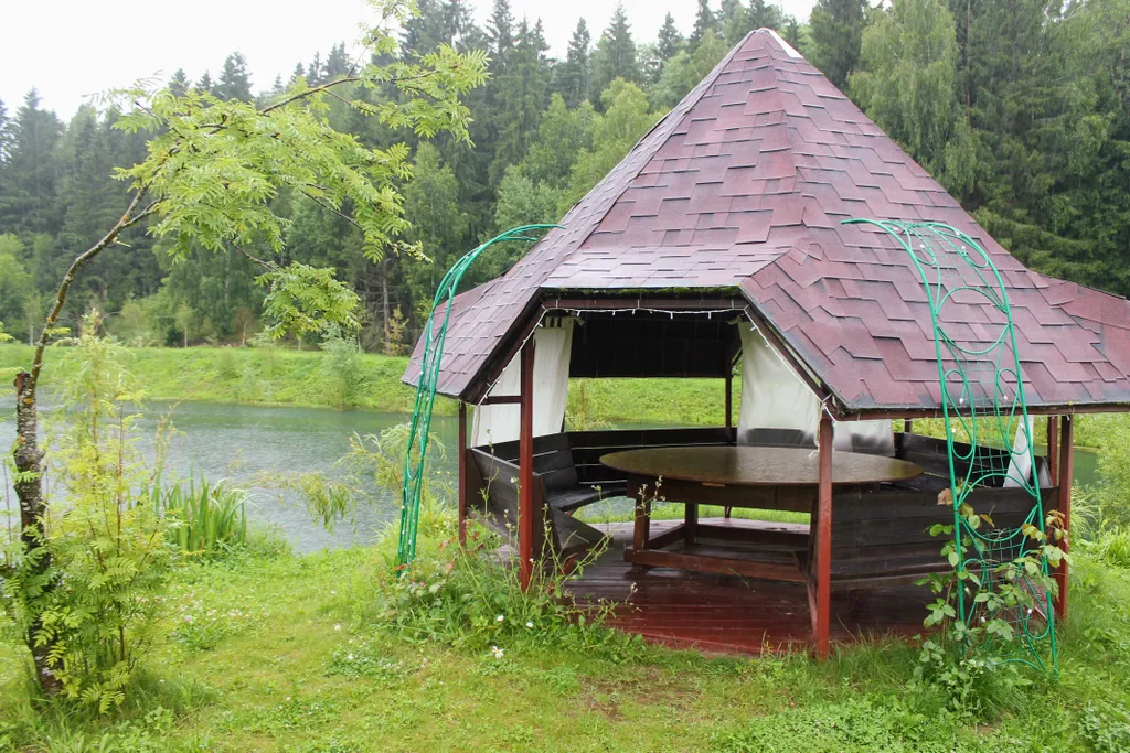 Дом на берегу реки с баней на дровах