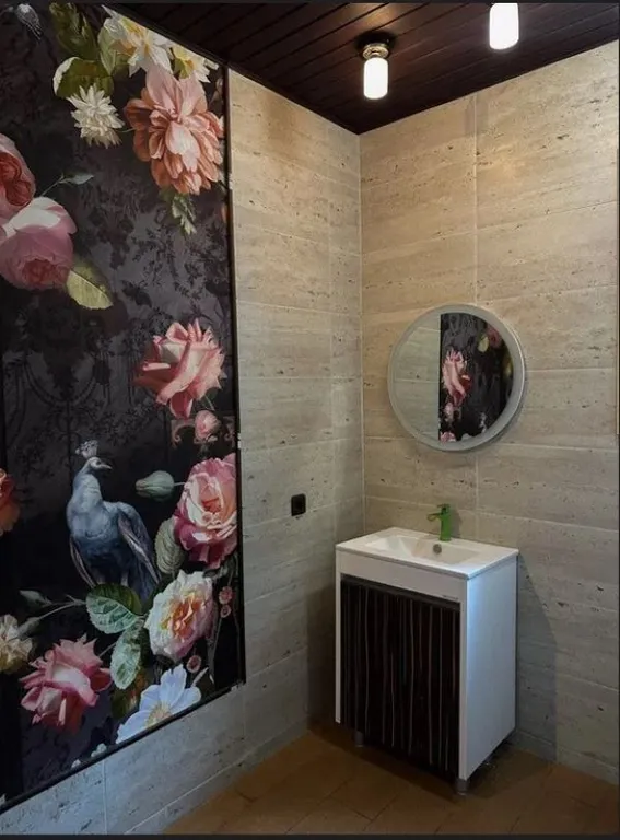 Усадебный дом с видом на реку, берег с мостками и рыбной ловлей