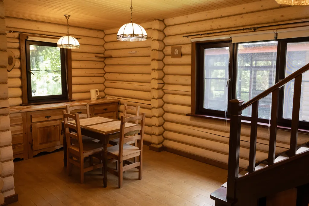 Особняк с большим бассейном в живописном лесном поселке