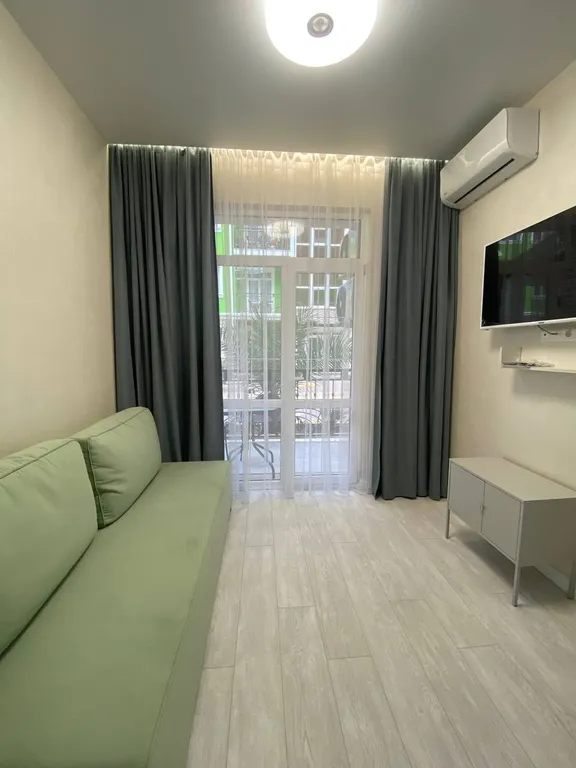 Евротрехкомнатный апартамент с балконом на первой линии