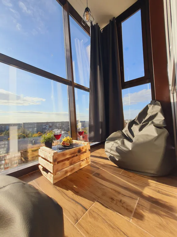 Брутальная студия в стиле лофт, панорамный вид