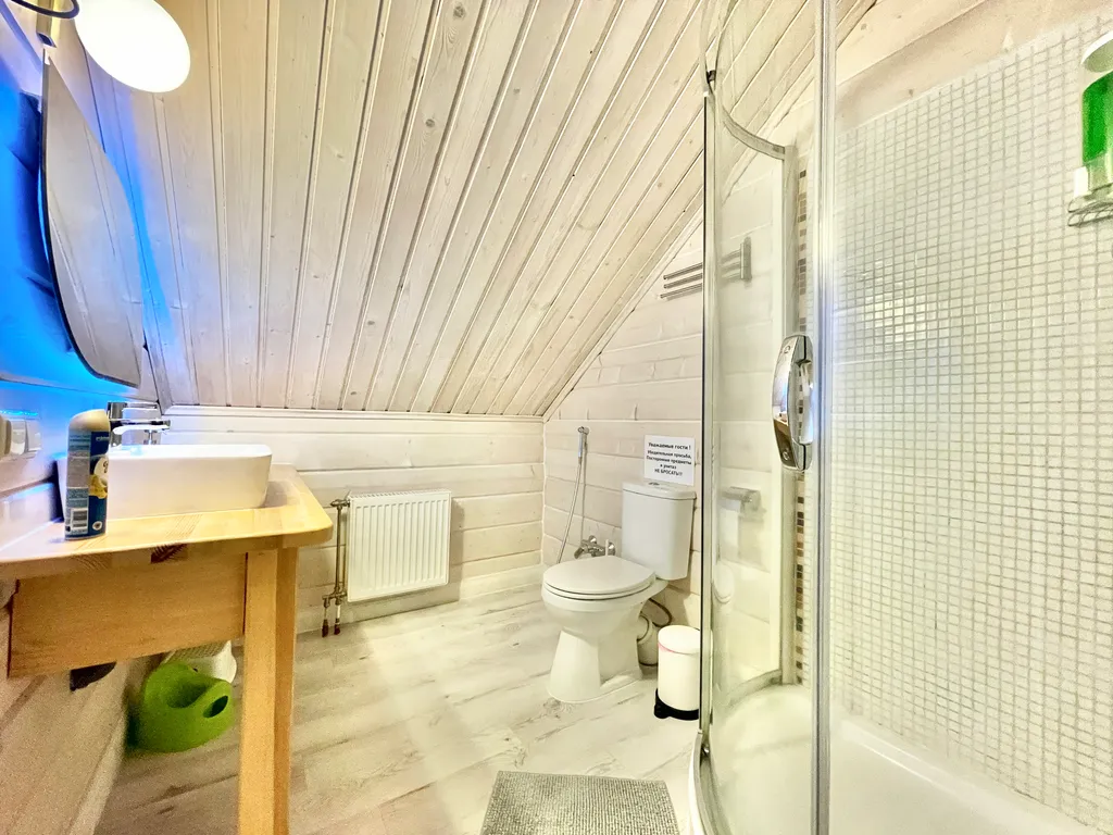 Коттедж Коттедж на берегу озера, с 5 спальнями, сауной  камином — Межозерное