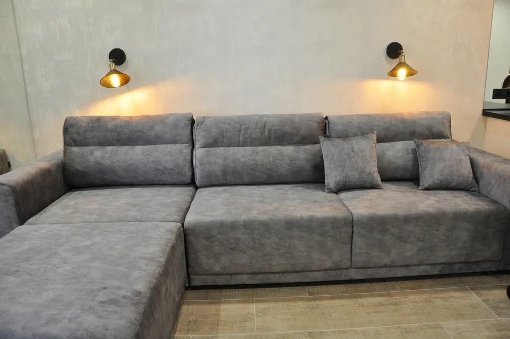 Студия с видом на море диваном и балконом