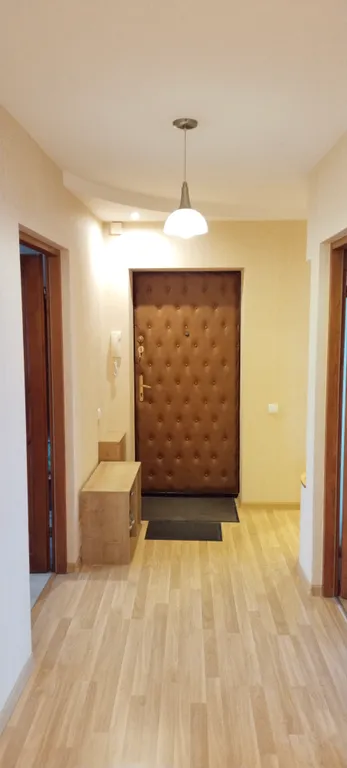 Просторная квартира с большим балконом, в центре города