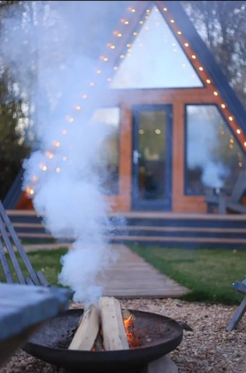 Треугольный домик у леса