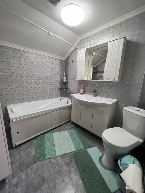 Большой двухэтажный дом